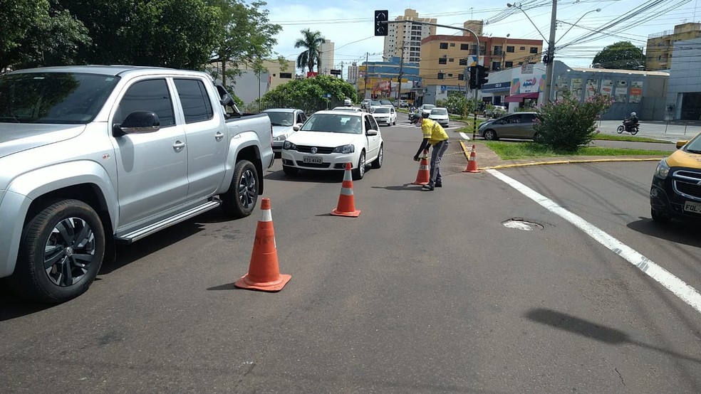 Avenida 14 de Setembro foi interditada para a remoção do veículo da rotatória — Foto: Semob