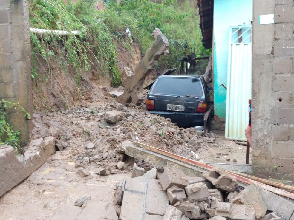 Parte de muro caiu sobre carro em Jucuruçu, mas ninguém se feriu — Foto: Divulgação/Prefeitura de Jucuruçu