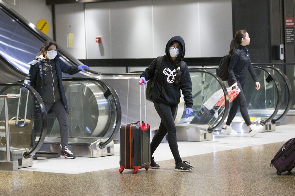 Passageiros chegam ao Aeroporto Internacional Seattle-Tacoma, nos EUA, em meio à epidemia mundial de coronavírus — Foto: Karen Ducey/Getty Images/AFP