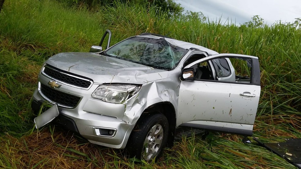 VeÃ­culo capotou em MartinÃ³polis â Foto: FabrÃ­cio Saraiva/Cedida