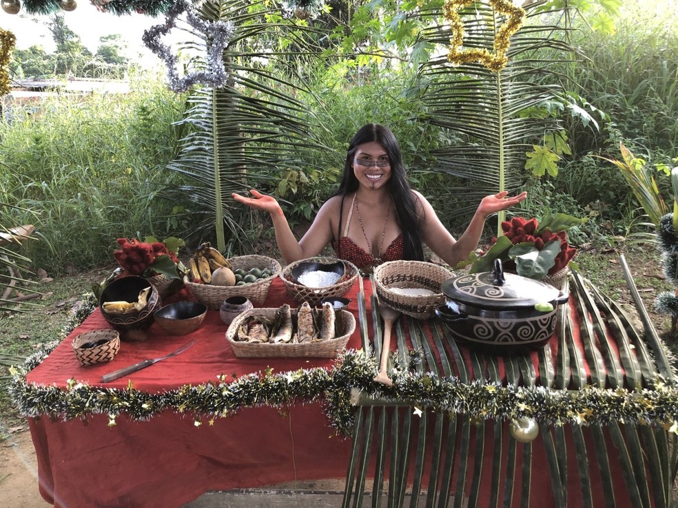 Influenciadora indígena Ira Maragua ajudou a organizar a ceia. — Foto: Rebeca Beatriz/G1 AM