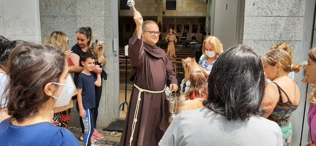 Dia de São Francisco de Assis animais de estimação recebem bênçãos na