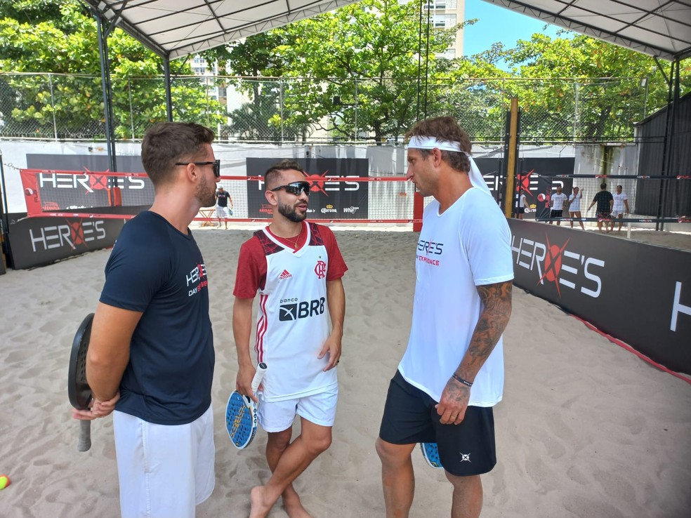 Everton Ribeiro e Rafael Moura jogaram Beach Tennis em evento na G&aacute;vea &mdash; Foto: Fabrizio Gallas/Gallas Press