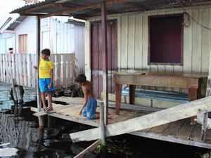 Com cheia, acesso ás casas fica prejudicado em razão das inundações (Foto: Luis Henrique Oliveira/G1 AM)