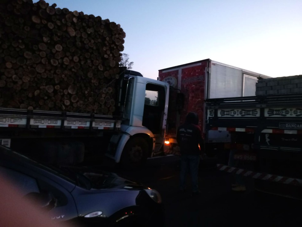 Engavetamento interdita a Rodovia Raposo Tavares e provoca mortes em Sorocaba — Foto: Arquivo Pessoal