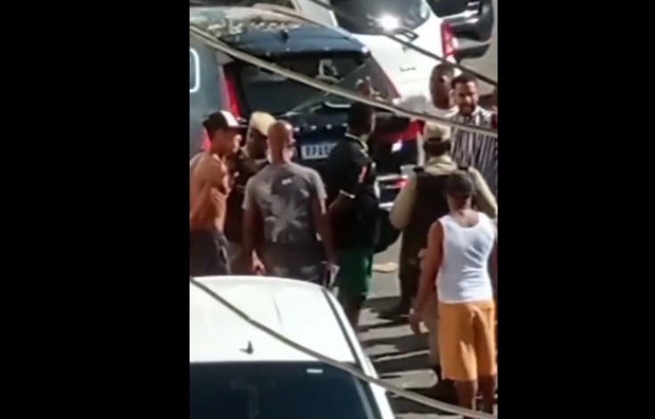 Vítimas de atropelamento por carro na Gamboa seguem internadas em hospital; moradores apedrejaram veículo
