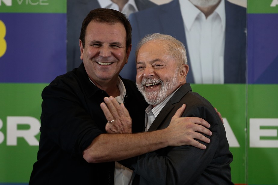 O prefeito do Rio de Janeiro, Eduardo Paes (esq.) ao lado do ex-presidente Luiz Inácio Lula da Silva durante encontro de lideranças do PSD com o petista em 6 de outubro de 2022 em São Paulo