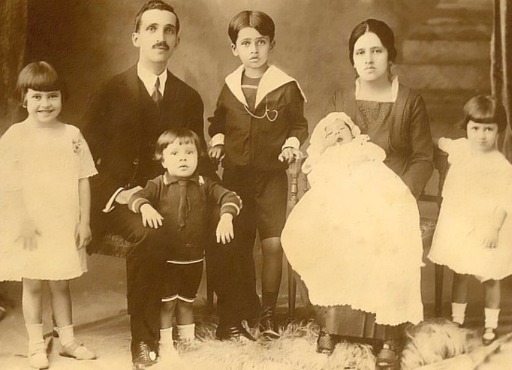 Irmã Dulce, ainda criança, à esquerda da foto, com a família. — Foto: Reprodução/Site da Osid