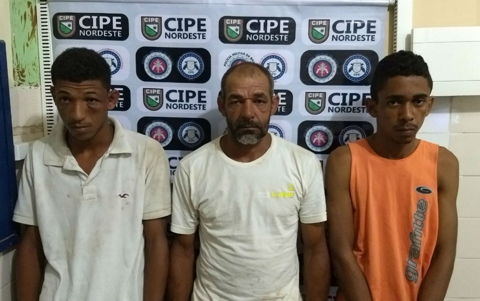 Pai e filho (ambos de branco) foram presos por tráfico de drogas junto com comparsa (Foto: Divulgação/SSP-BA)