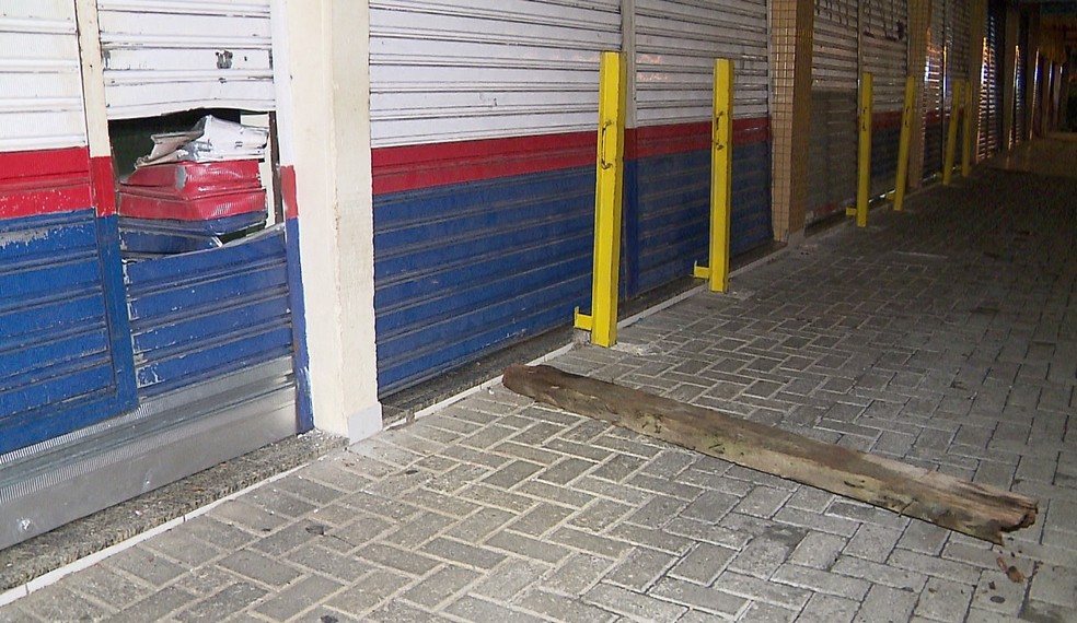 Ladrões fizeram um buraco na porta da loja, em Pinhais. — Foto: Reprodução/RPC