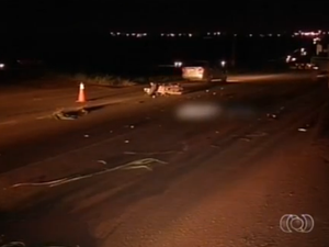 Motociclista morreu após bater na traseira de caminhão na TO-050 (Foto: Reprodução/TV Anhanguera)