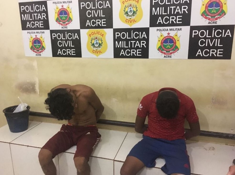 Duas pessoas foram levadas para a Defla após tiroteio; mais dois suspeitos estão no PS (Foto: Janequeli Silva/CBN)