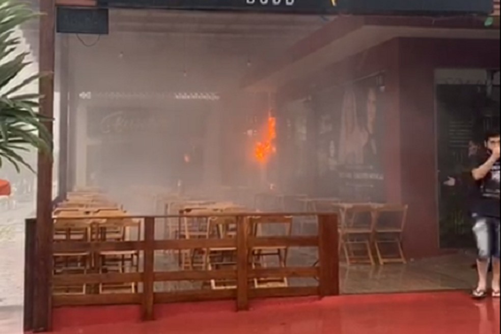 Fogo atingiu restaurante em Mossoró, no Oeste potiguar — Foto: Reprodução