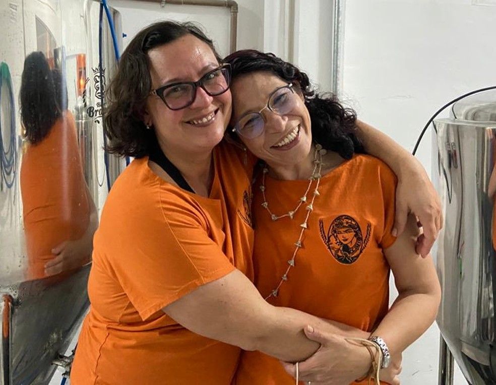 Melissa Miranda e Eneide Gama, criadoras da Cerveja Benedita, fundada em Taboão da Serra, na Grande São Paulo — Foto: Patrícia Figueiredo/g1 SP