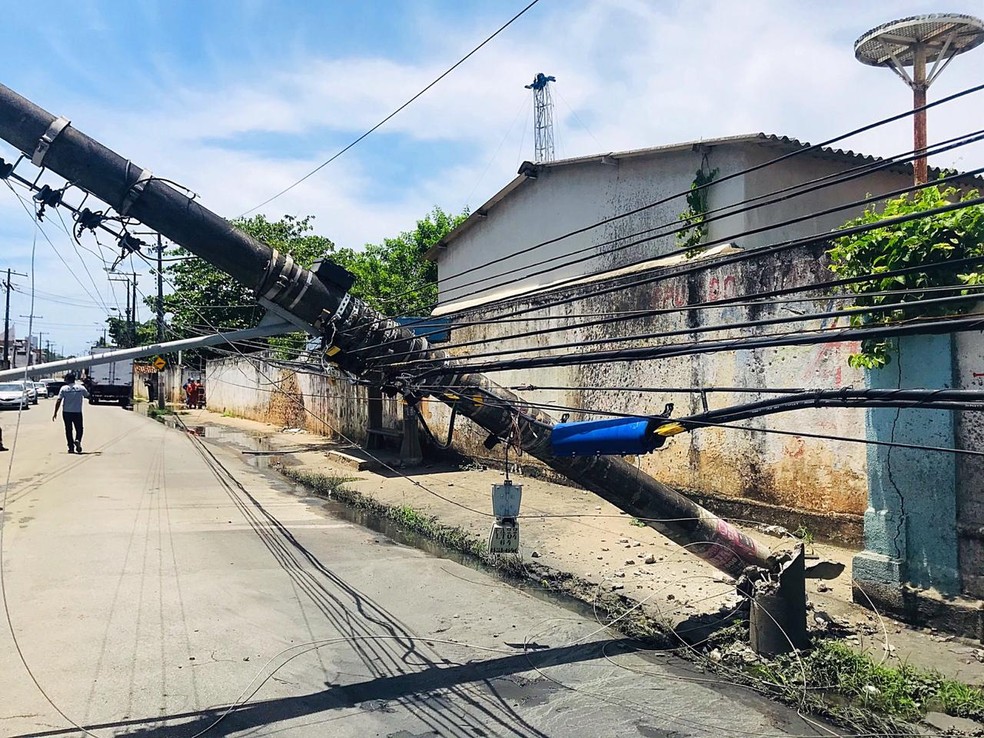 Caminhão derruba poste na avenida principal do Mutange, em Maceió — Foto: Vivi Leão/TV Gazeta