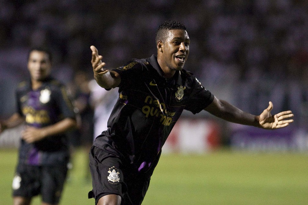 Jucilei comemora um gol pelo Corinthians contra a Ponte Preta em 2010 — Foto: Daniel Augusto Jr/Ag Corinthians