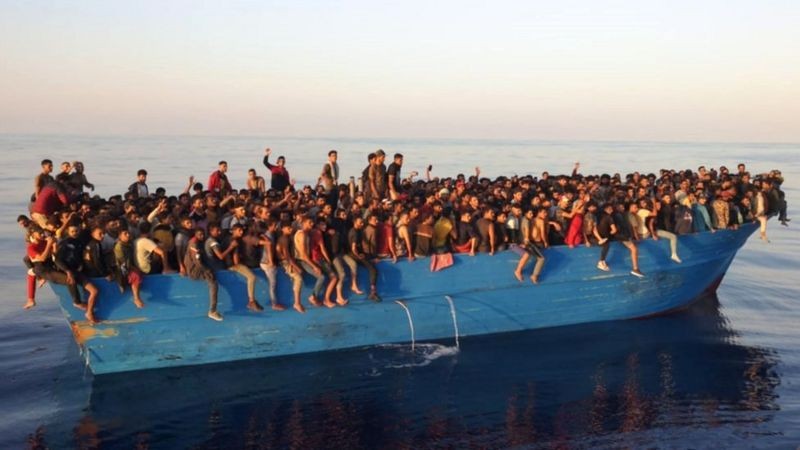 Guarda costeira da Itália encontrou a embarcação à deriva repleta de pessoas, algumas das quais feridas (Foto: EPA/BBC)