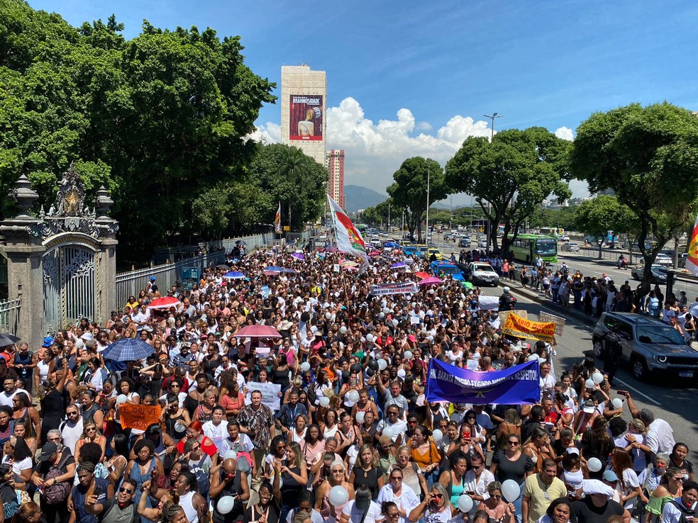 Manifestação do setor de enfermagem do RJ ocupa duas faixas da Avenida Presidente Vargas — Foto: Nathália Castro/TV Globo