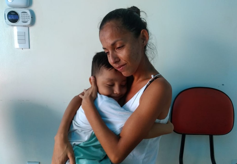 Maria Angélica deixou a família na Bolívia para buscar um tratamento gratuito contra a doença para o filho, diagnosticado com leucemia.  — Foto: Jheniffer Núbia/G1
