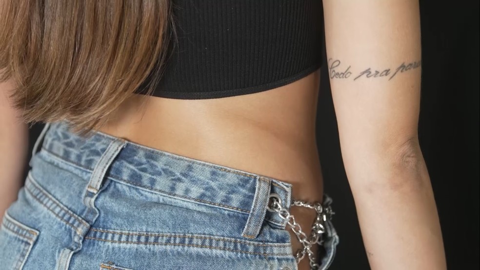 Key Alves mostra tatuagem com letra de música inspiradora — Foto: Globo