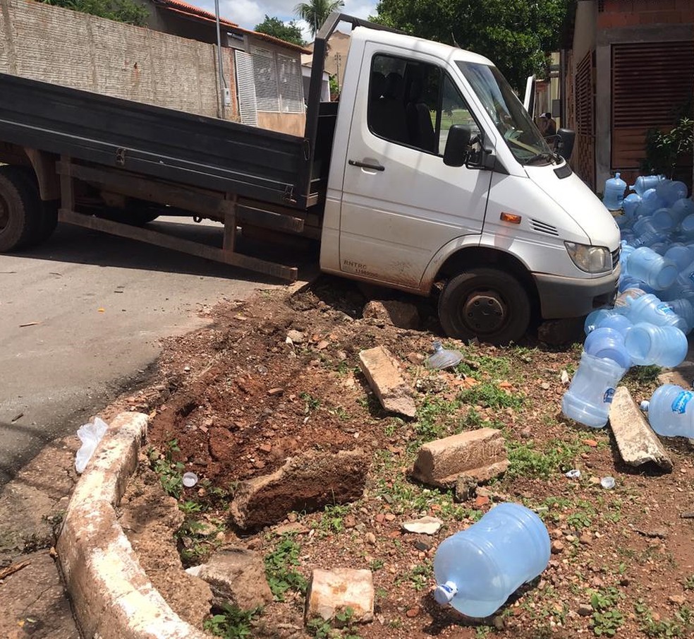 Menina de 4 anos morre atropelada por caminhão que estava estacionado — Foto: Divulgação