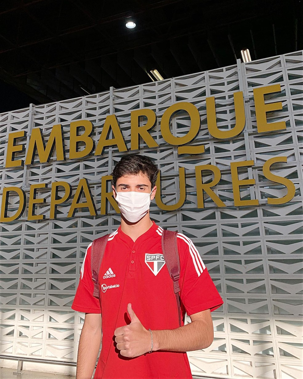 Rodriguinho no embarque do São Paulo para Goiânia — Foto: saopaulofc.net