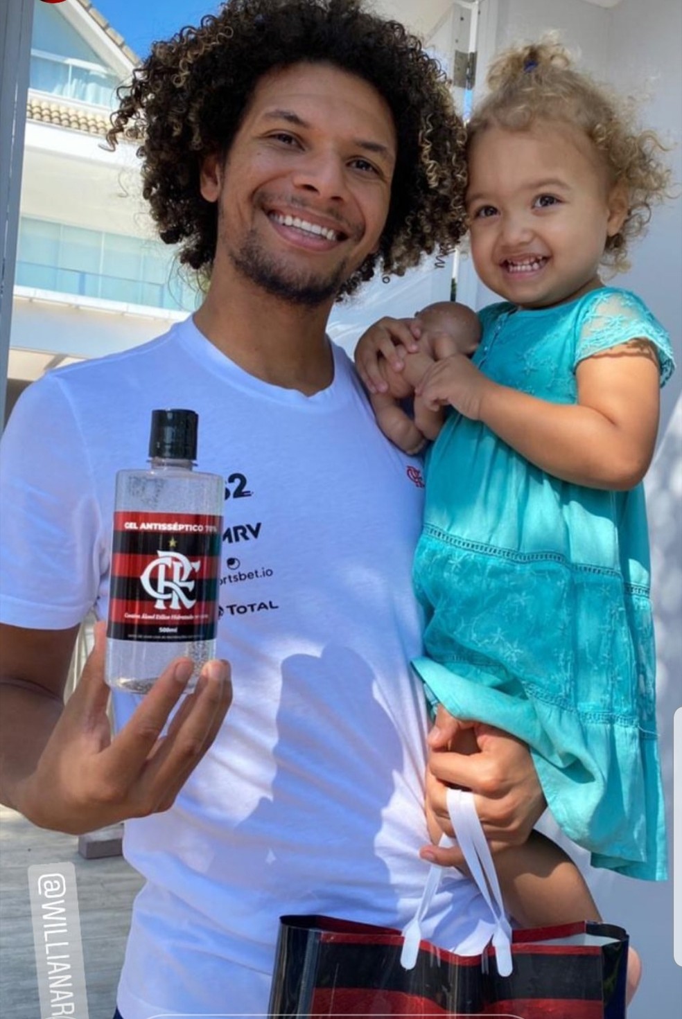 Arão recebe em sua casa o álcool do Flamengo — Foto: Divulgação