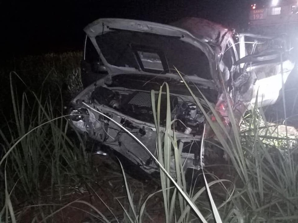 Capotamento ocorreu no final da noite de sábado (14) em uma estrada vicinal em Pederneiras (SP).  — Foto: Acontece Cidade/Divulgação