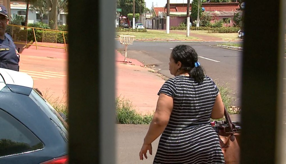A mÃ£e do menino agredido pelo padrasto em SertÃ£ozinho, SP, presta depoimento Ã  polÃ­cia â?? Foto: ReproduÃ§Ã£o/EPTV