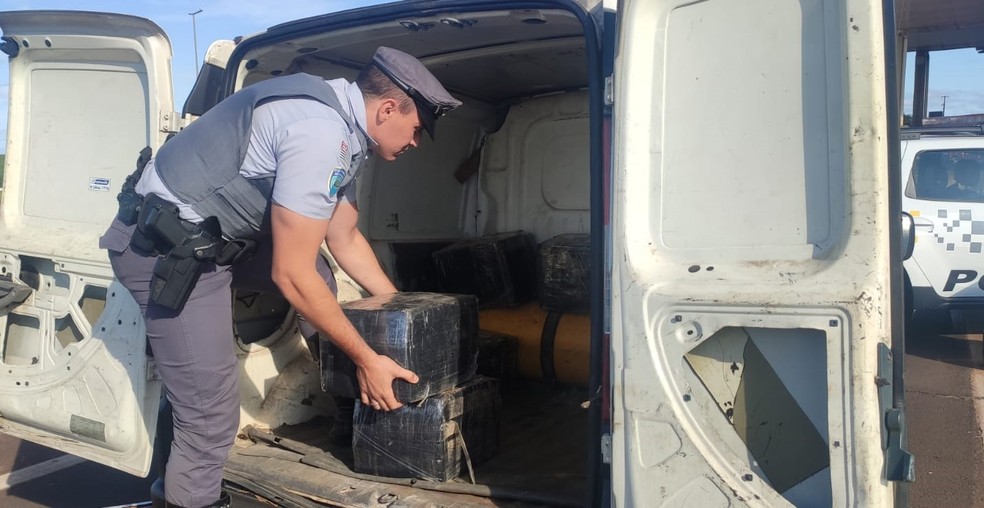 Dupla é presa com carga de maconha dentro de veículo guinchado em rodovia de Palmital — Foto: Polícia Rodoviária/Divulgação