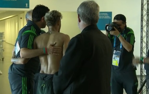 Neymar tietado por mexicanos no Castelão (Foto: Reprodução / SporTV)