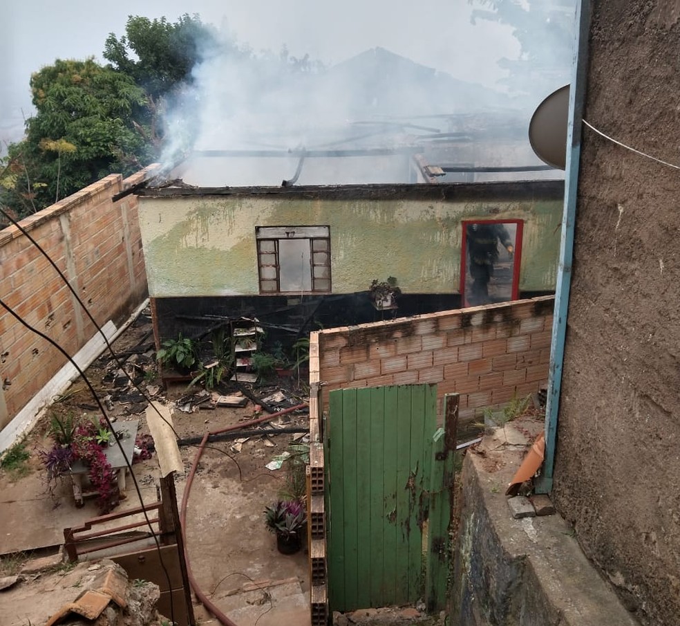 Casal morreu queimado em incêndio em Sabará, na Região Metropolitana de BH — Foto: Corpo de Bombeiros/Divulgação