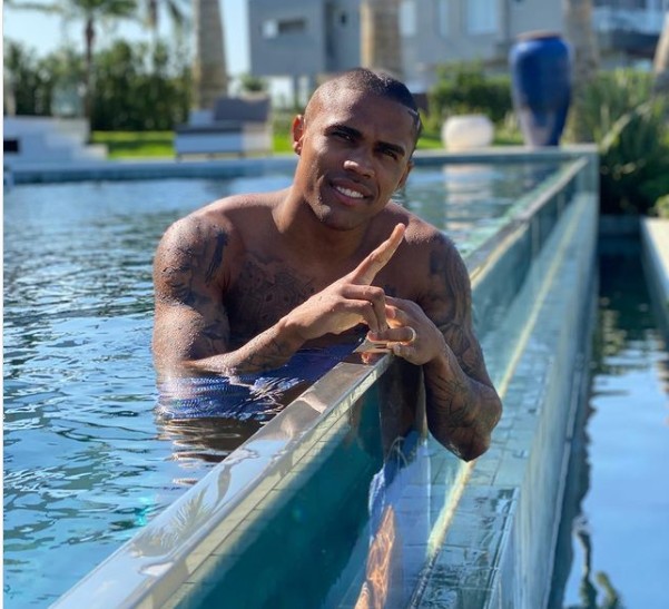 Douglas Costa põe à venda mansão em condomínio de luxo por R$ 23 milhões (Foto: Reprodução/Instagram)