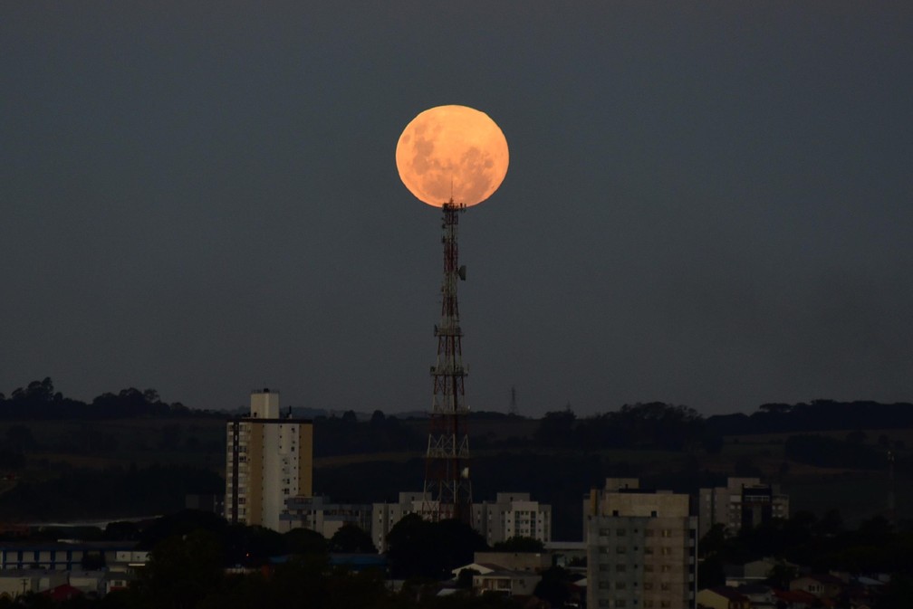 Primeira Superlua do ano vista na cidade de Passo Fundo, RS, nesta segunda feira, 26. — Foto: Diogo Zanatta/Futura Press/Estadão Conteúdo