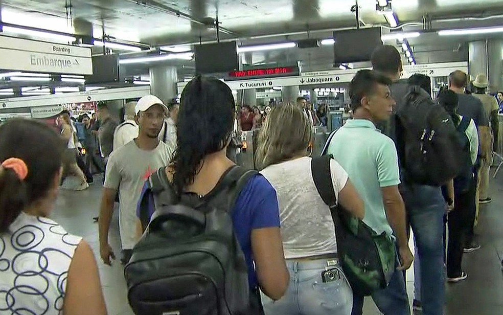 Passageiros do MetrÃ´ formam fila para entrar na estaÃ§Ã£o SÃ©, da Linha 3-Vermelha, na manhÃ£ desta terÃ§a-feira (22) â€” Foto: ReproduÃ§Ã£o/TV Globo