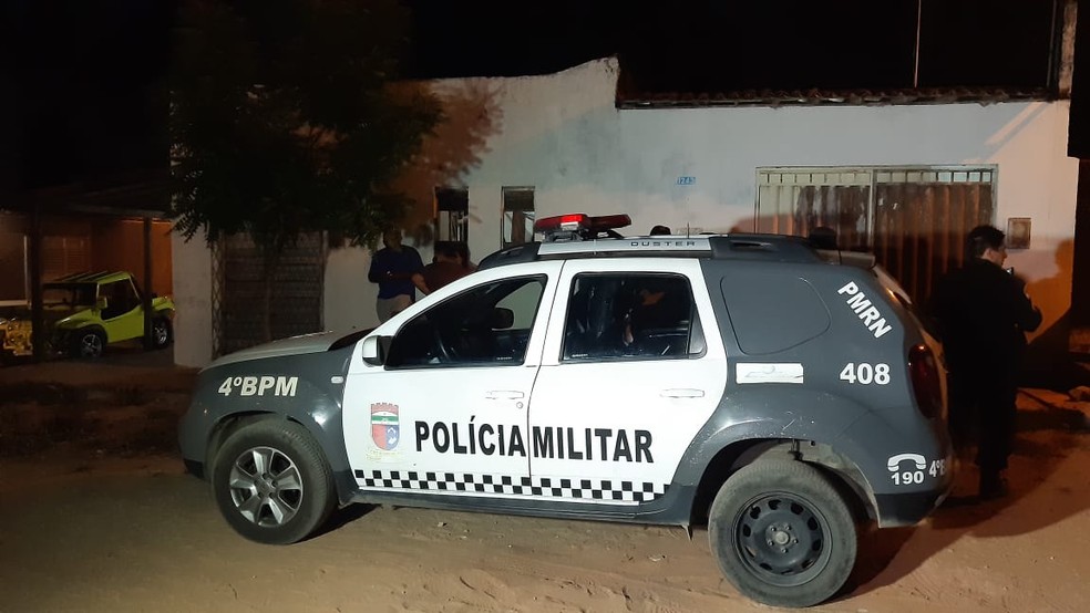Homem foi morto a tiros na frente dos dois filhos no bairro de Pajuçara, Zona Norte de Natal — Foto: Sérgio Henrique Santos / Intertv Cabugi