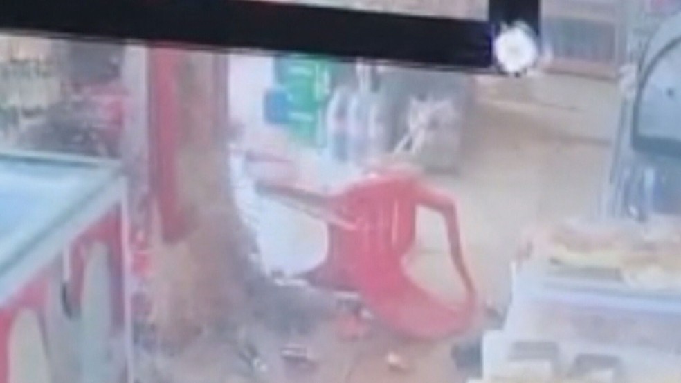 Geladeira foi atingida por vários disparos em bar atacado por criminosos em Itaboraí, na Região Metropolitana do Rio — Foto: Reprodução/ TV Globo