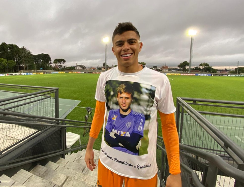 Mycael com a camisa de Bernardo &mdash; Foto: Thiago Ribeiro/RPC