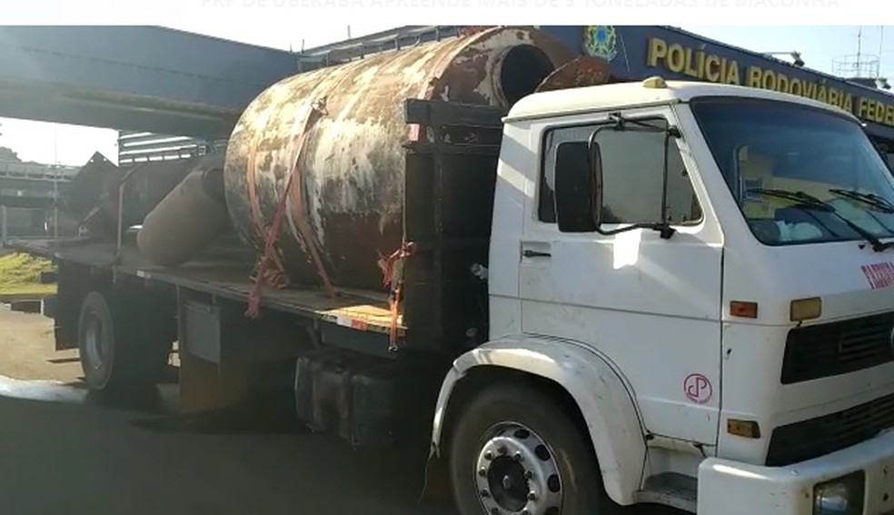 Caminhão com carga de mais de 5 toneladas de maconha apreendido na BR-364 em Frutal — Foto: PRF/Divulgação