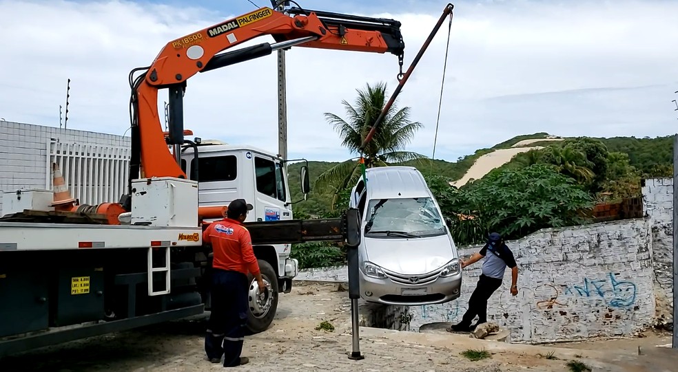 Caminh&atilde;o munck retirou carro de travessa em Ponta Negra, Zona Sul de Natal, na manh&atilde; desta quarta (22) &mdash; Foto: Reprodu&ccedil;&atilde;o/Inter TV Cabugi