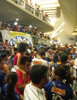 Torcedores do Cruzeiro recebem o time no aeroporto de Confins (Foto: Tarcísio Badaró)