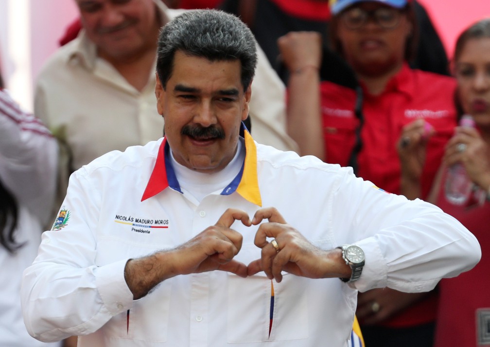 Maduro faz sinal de coração em evento onde propôs que as eleições para a Assembleia Nacional ocorressem antes do previsto — Foto: Reuters/Ivan Alvarado