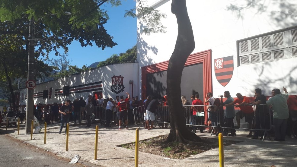 Fila para compra de ingressos na G&aacute;vea (Foto: Bruno Giufrida)