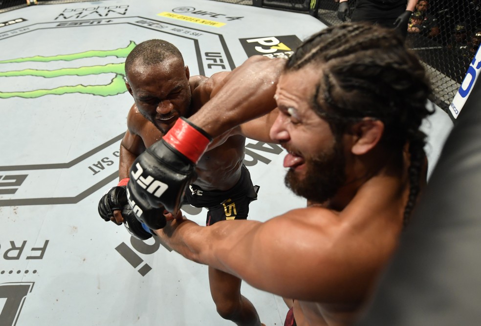 Kamaru Usman golpeia Jorge Masvidal, que debocha do campeão no UFC 251 — Foto: Getty Images