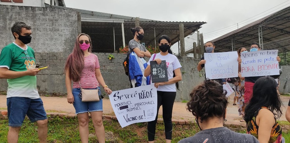 Manifestantes durante protesto contra o Bolsonaro, às 8h41, em Cruzeiro do Sul — Foto: Glédisson Albano/Arquivo pessoal