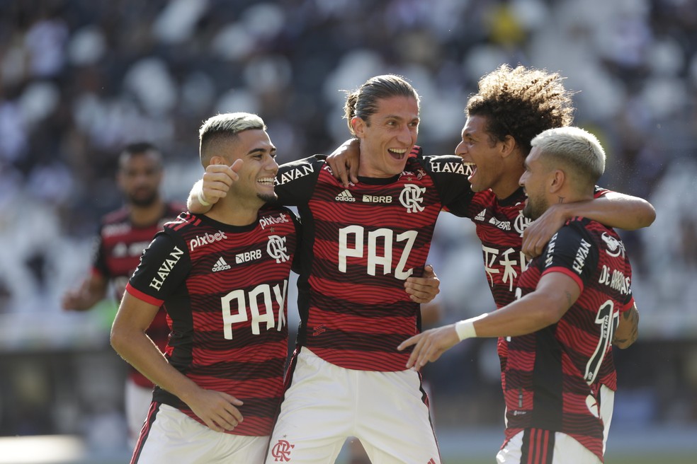 Filipe Lu&iacute;s &eacute; celebrado pelos companheiros ap&oacute;s fazer o primeiro gol do Flamengo contra o Vasco &mdash; Foto: Marcelo Cortes/Flamengo