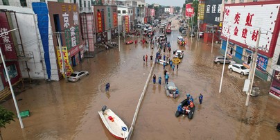 Equipes de resgate atuam em uma vila inundada em Zhuozhou, cidade de Baoding, na província de Hebei, em 2 de agosto de 2023.  — Foto: Jade Gao / AFP