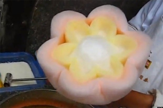 Chinês cria algodão-doce em formato de flor (Foto: Reprodução/YouTube)