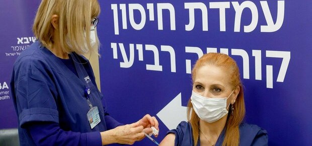 A enfermeira foi a primeira a receber a quarta dose em Israel (Foto: Facebook/Reprodução)