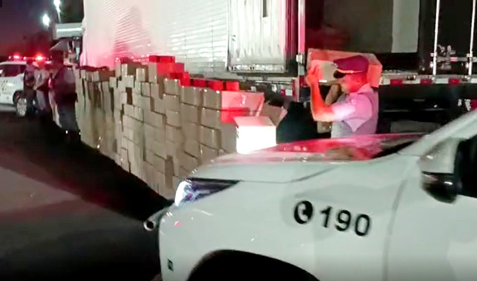 Policiais retiraram do baú do caminhão 5.692 tabletes de maconha que pesaram 4.263 quilos — Foto: Polícia Rodoviária/Divulgação